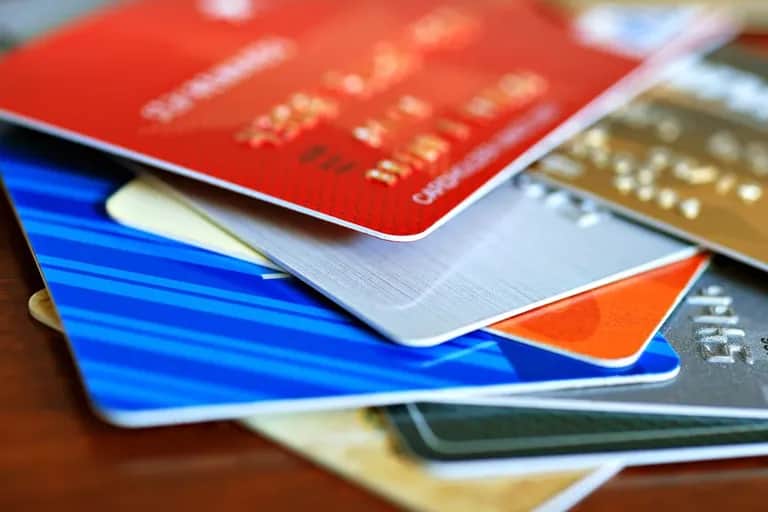 Banques: près de 18 millions de cartes bancaires en circulation en 2021