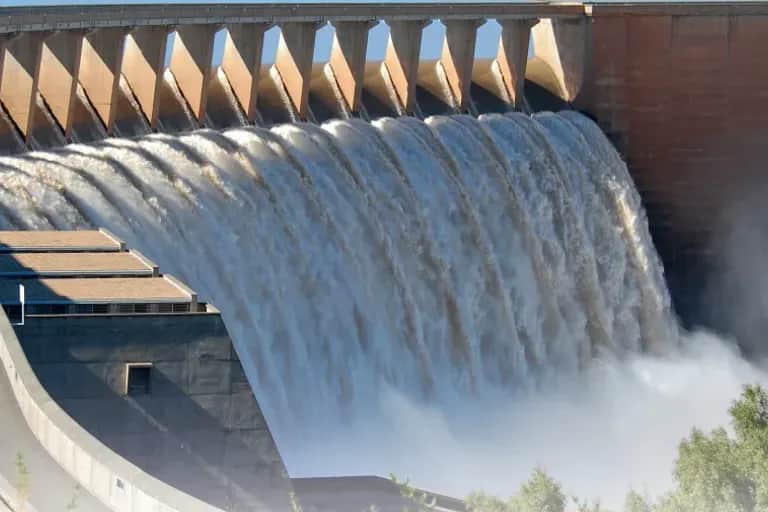 Comment barrages et usines de dessalement stimulent le secteur