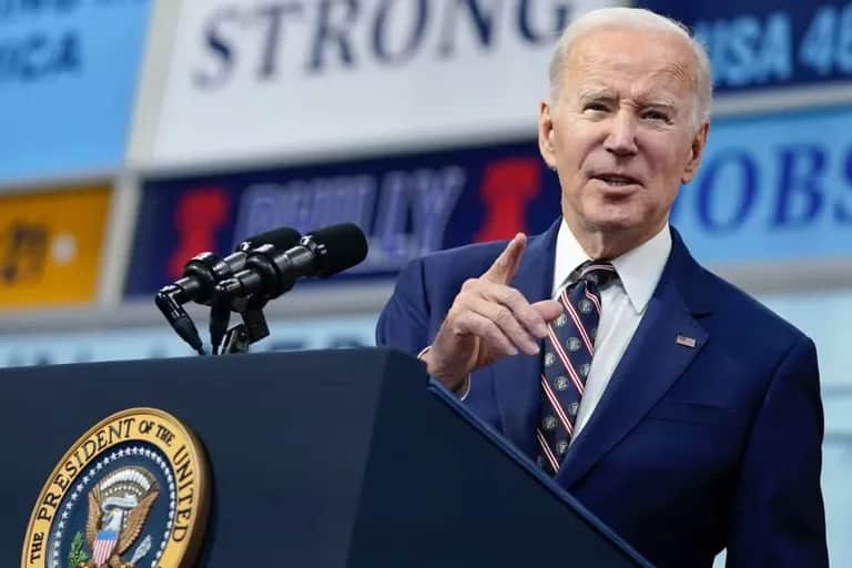 Faillite de SVB: le système bancaire américain est "solide", assure Biden