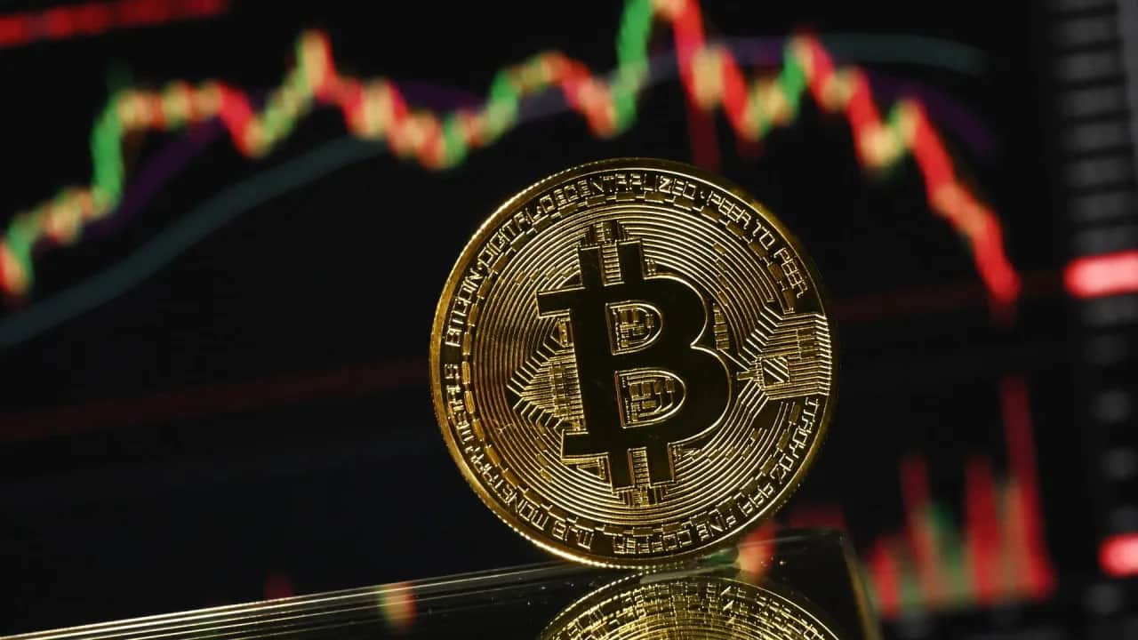 Bitcoin replonge vers les 60 000 dollars, un recul de près de 50 % depuis son sommet historique