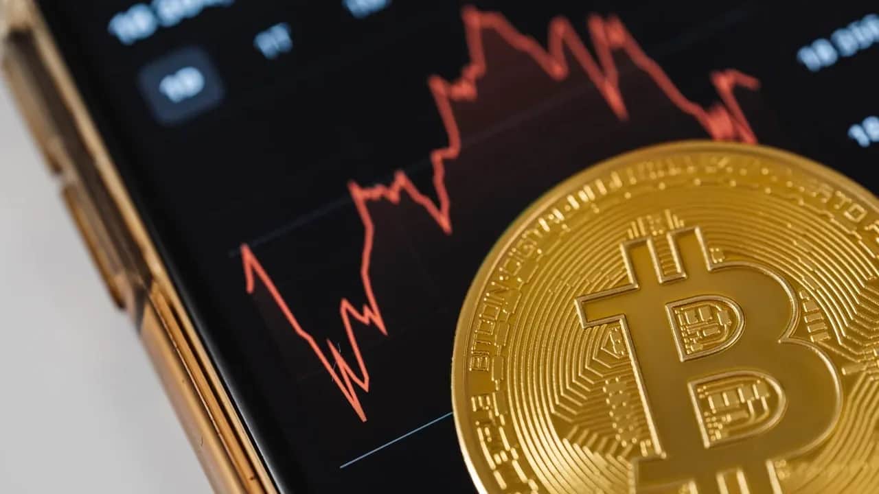 Cryptomonnaies: le Bitcoin perd 50% de sa valeur depuis novembre