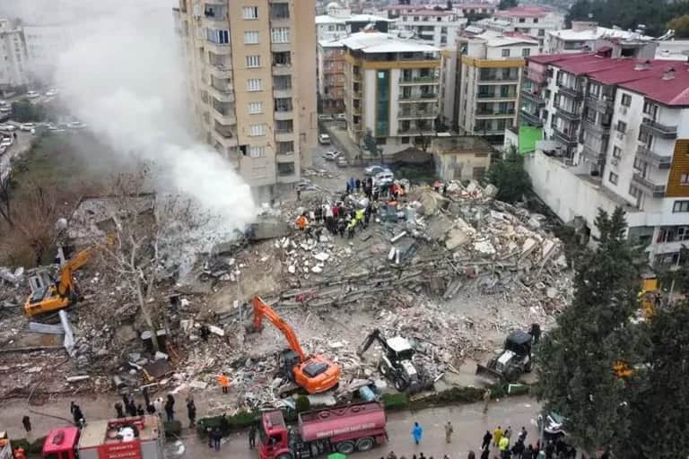 Le bilan du séisme en Turquie et en Syrie dépasse les 9.500 morts