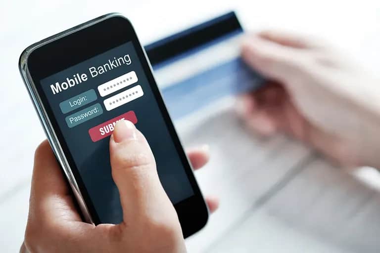 M-banking: les banques élargissent leur disponibilité