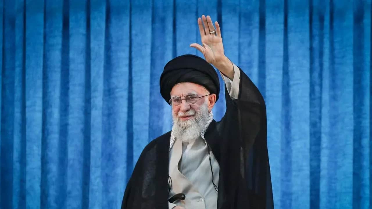 Frappes américano‑israéliennes en Iran : Ali Khamenei tué, Téhéran jure de venger sa mort