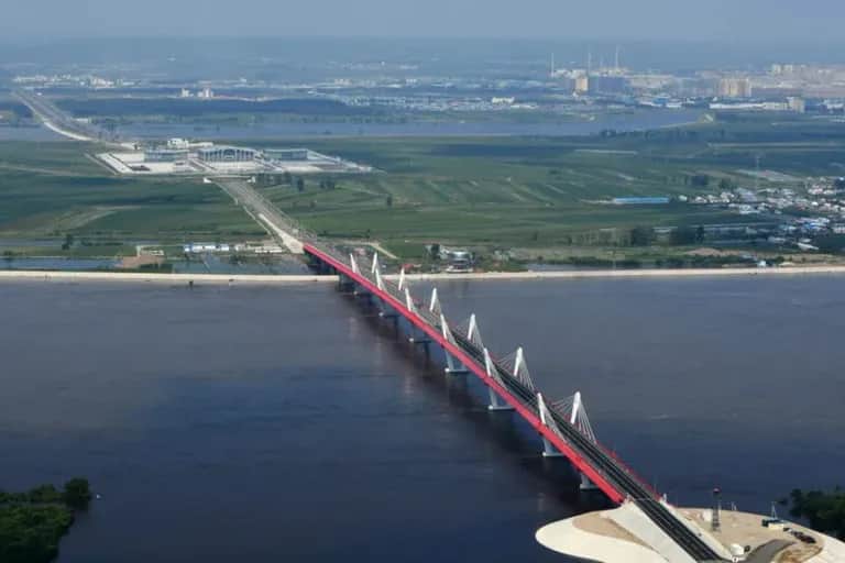 Ouverture du premier pont routier entre la Russie et la Chine