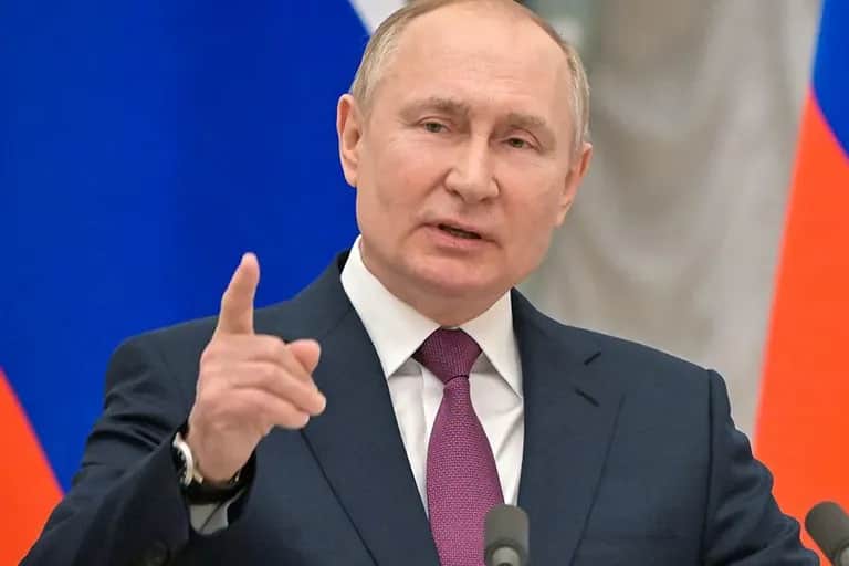 Poutine: "aucun autre moyen" pour défendre la Russie