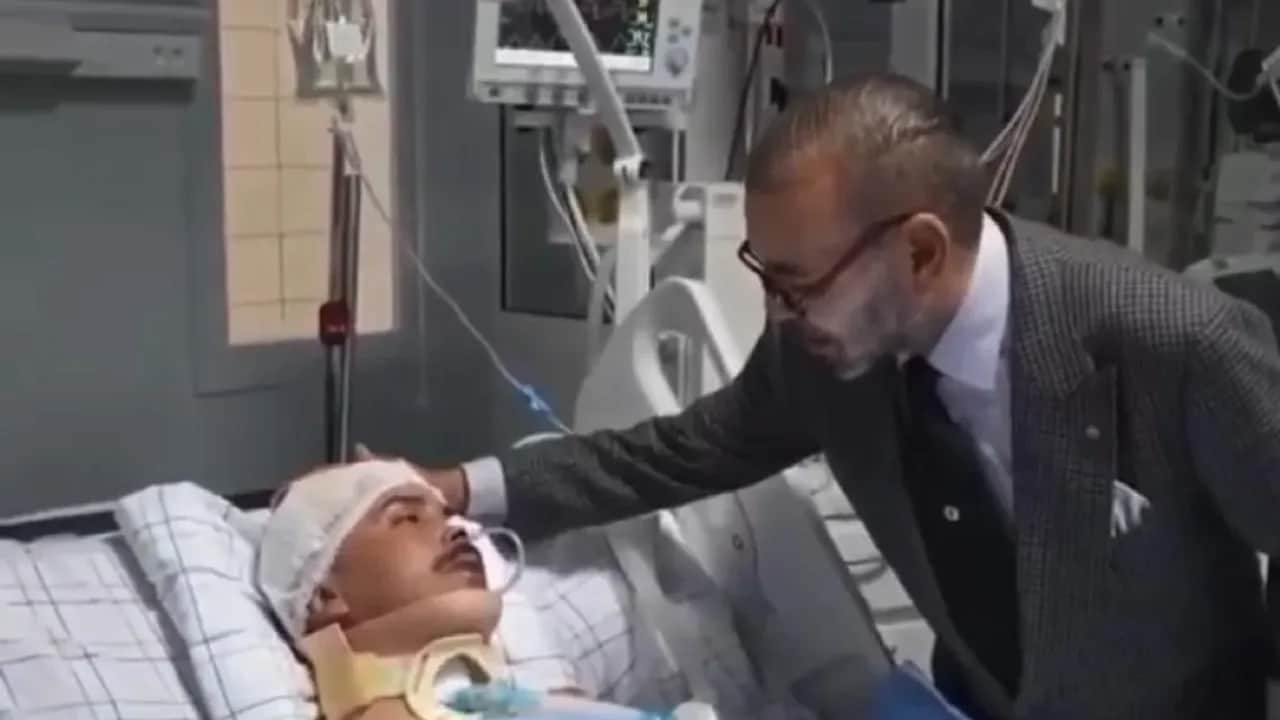 Séisme au Maroc: le Roi se rend au chevet des blessés et effectue un don de sang