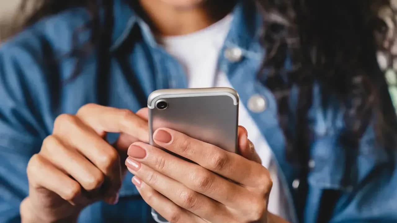 Téléphonie mobile : près de 56 millions d'abonnés en 2023