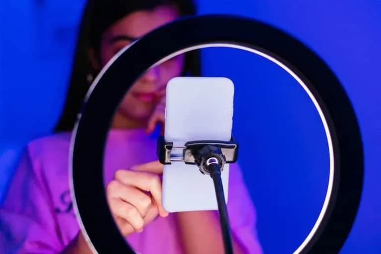 La Commission européenne scrute les pratiques commerciales des influenceurs