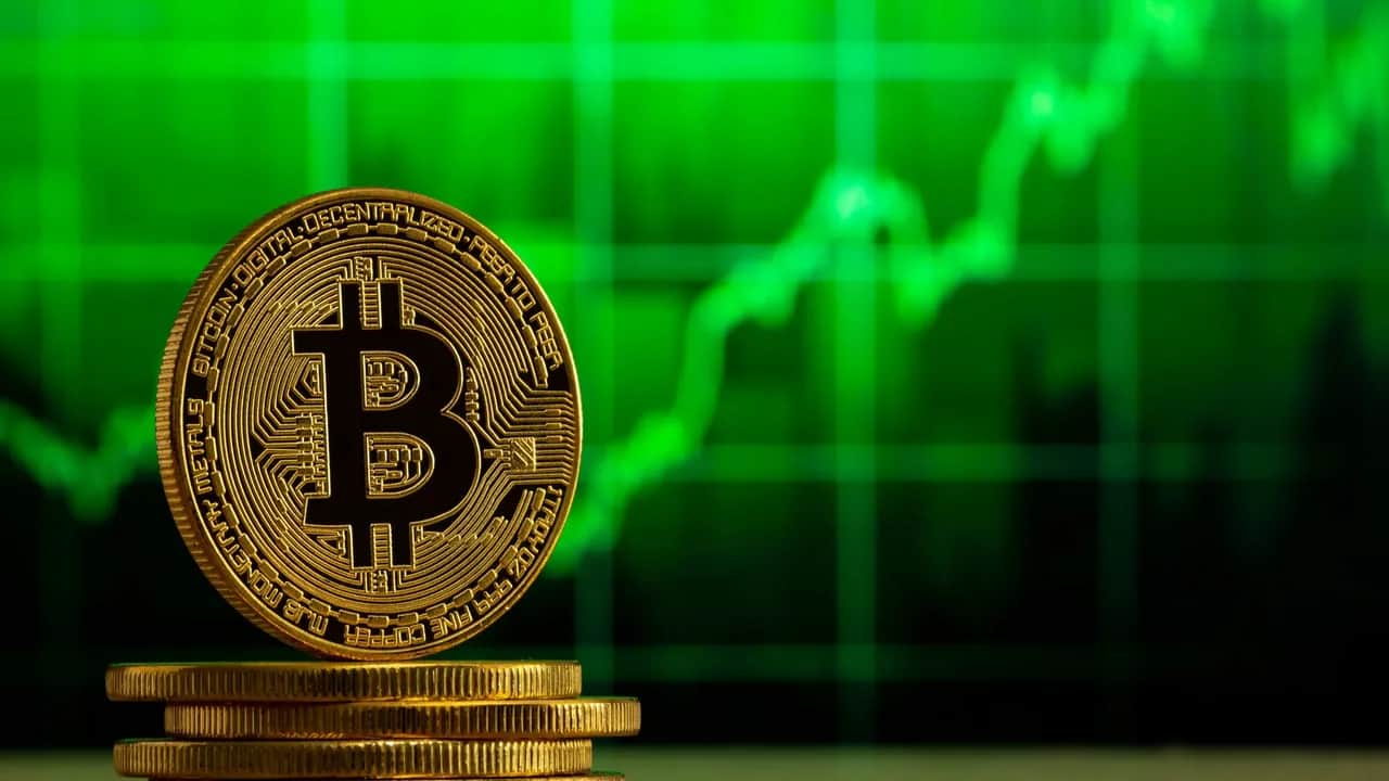 Le bitcoin bat un nouveau record et dépasse les 125.000 dollars