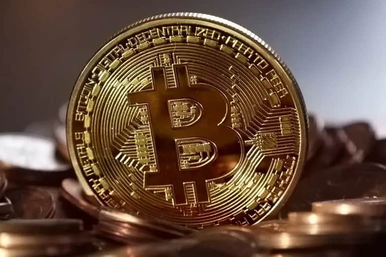 Bitcoin : la barre des 100.000 dollars dépassée pour la première fois