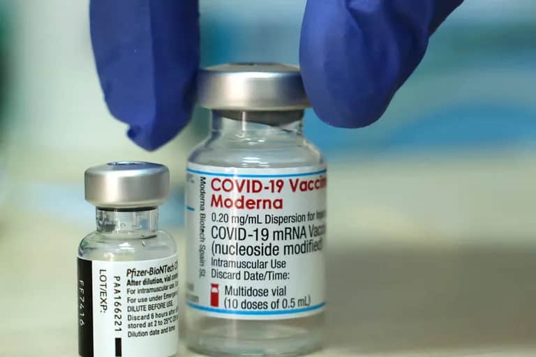 Covid-19: les vaccins existants seront moins efficaces contre Omicron, selon le patron de Moderna