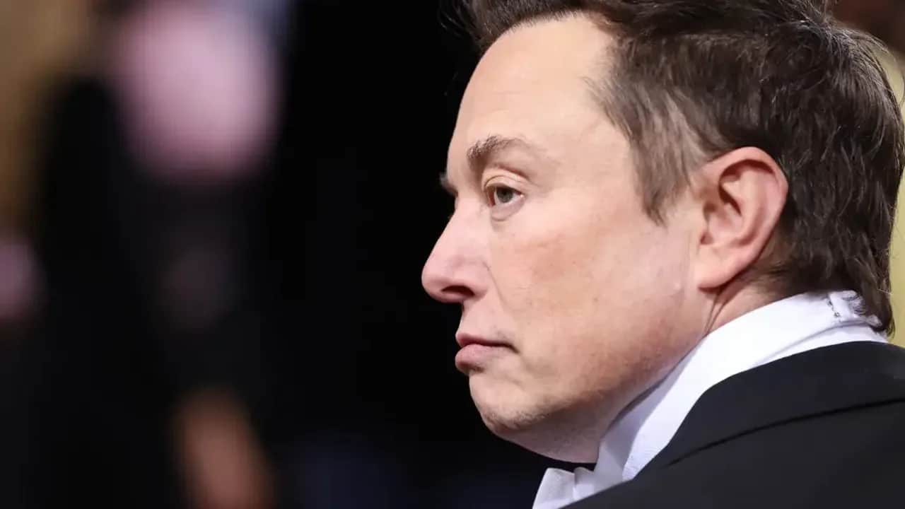 Elon Musk annonce la suspension du rachat de Twitter, qui s'effondre à Wall Street