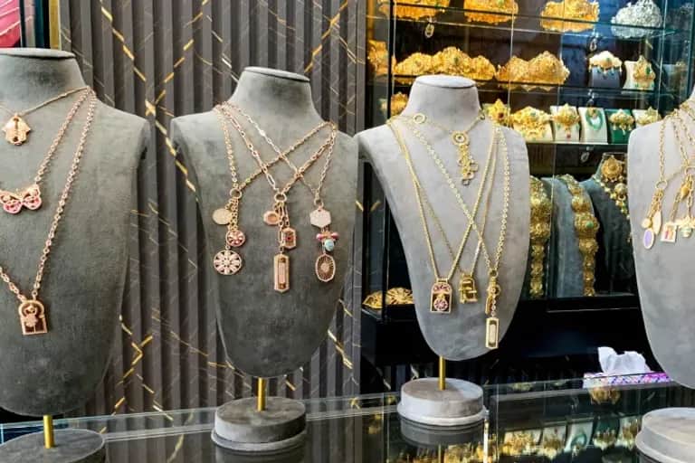 Flambée de l’or : les bijoutiers pris en étau entre hausse des prix et recul de la demande