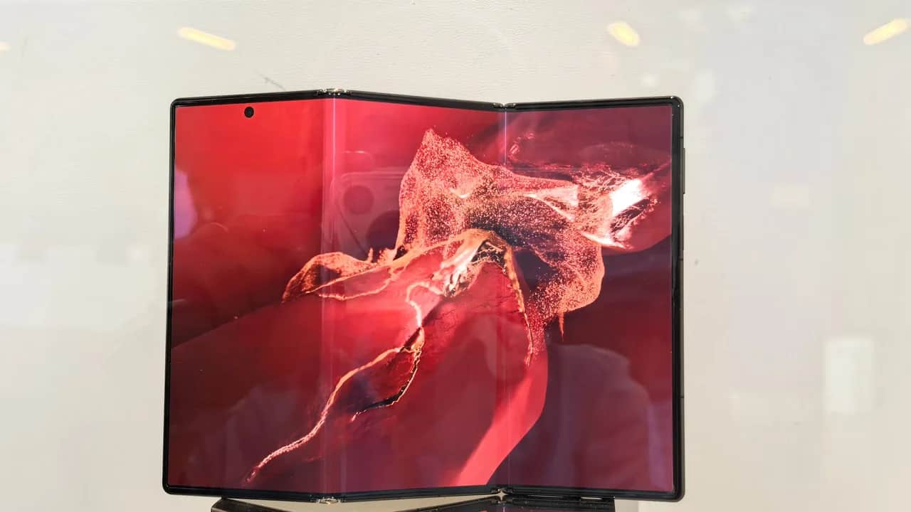 Smartphones : Huawei dévoile le Mate XT, le premier téléphone pliable en trois