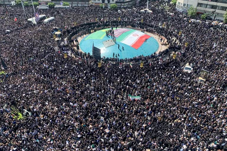 Iran : des millions de personnes défilent à Téhéran pour les funérailles d'Ali Khamenei