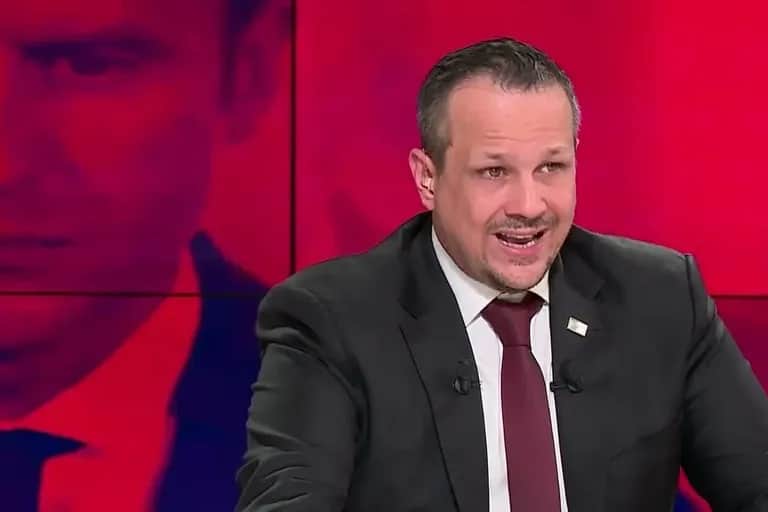 Mehdi Ghezzar, chroniqueur de RMC, licencié après ses propos controversés sur le Maroc