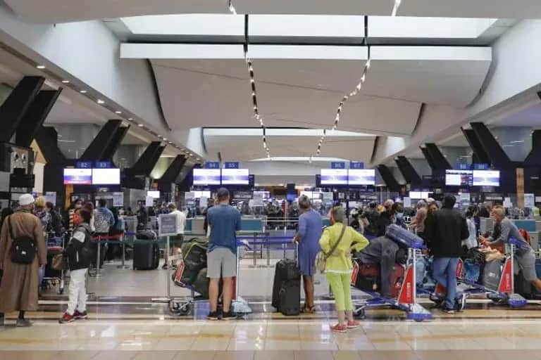 Omicron : 13 passagers arrivés aux Pays-Bas porteurs du variant, le Royaume-Uni corse ses restrictions
