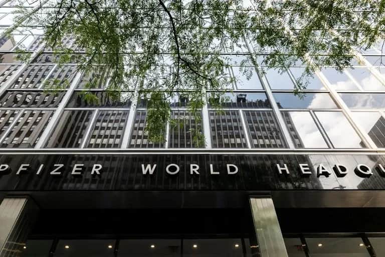 Pfizer prévoit de vendre 54 milliards de dollars de vaccins et pilules anti-Covid en 2022