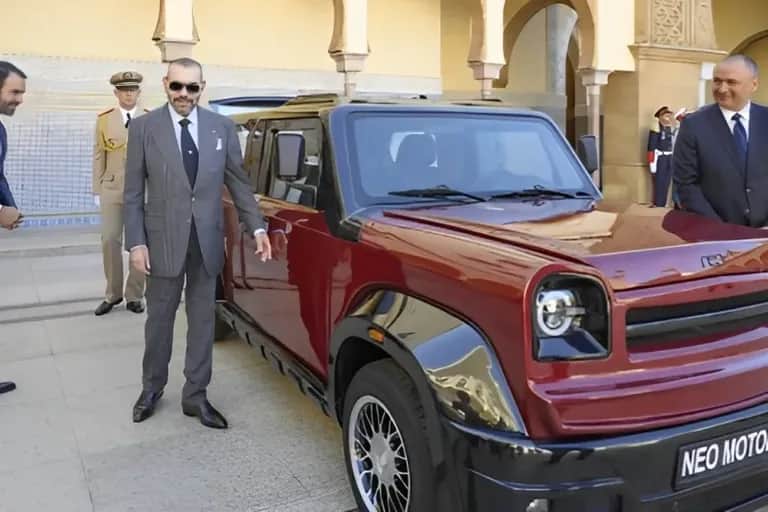 Présentation au Roi d'un modèle de la 1ère marque automobile grand public marocaine et du prototype de véhicule à hydrogène