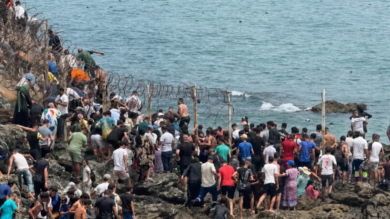 Sebta : plus de 40.000 migrants franchissent la frontière en 24 heures