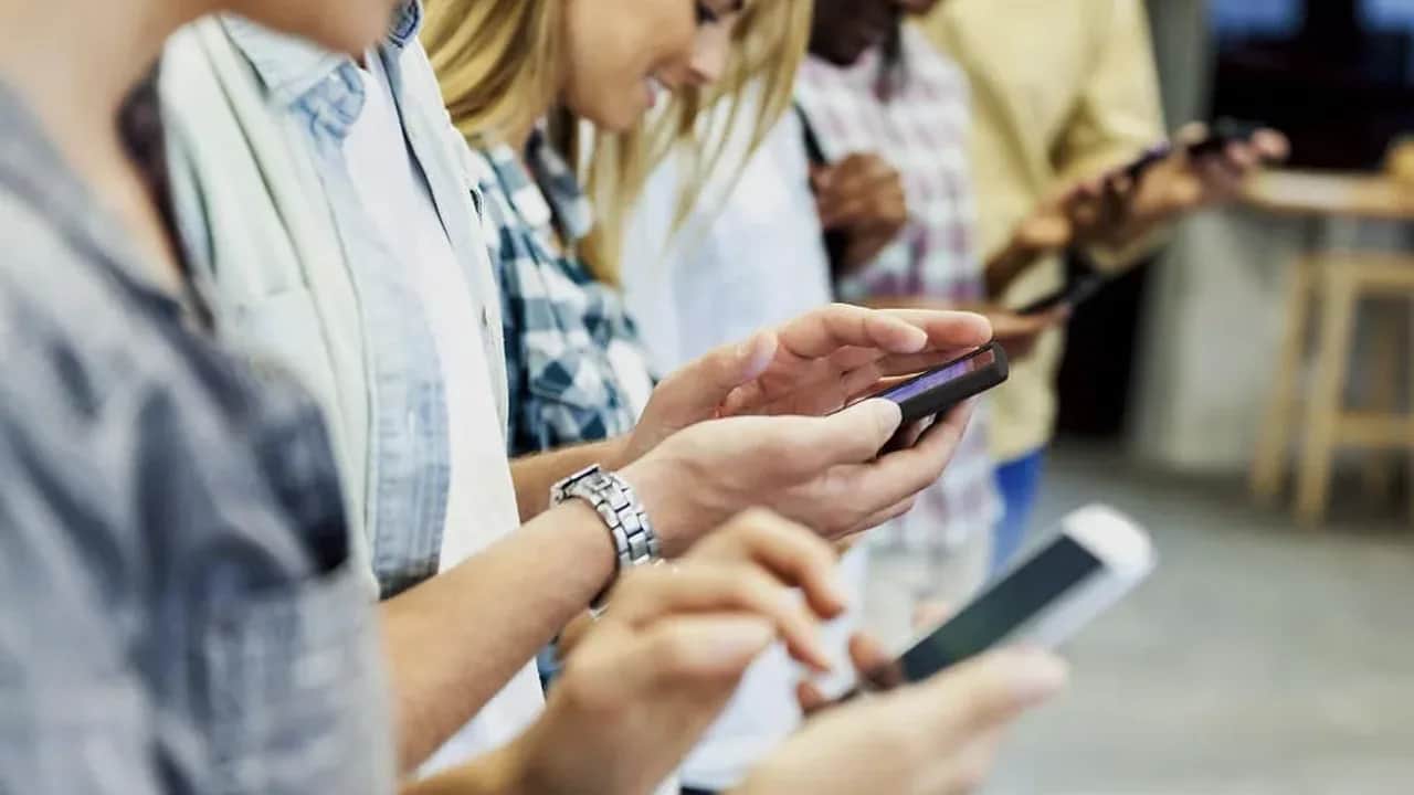 Télécoms: plus de 49 millions d'abonnés au mobile