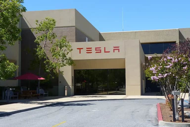 Tesla supprime plus de 10% de ses effectifs