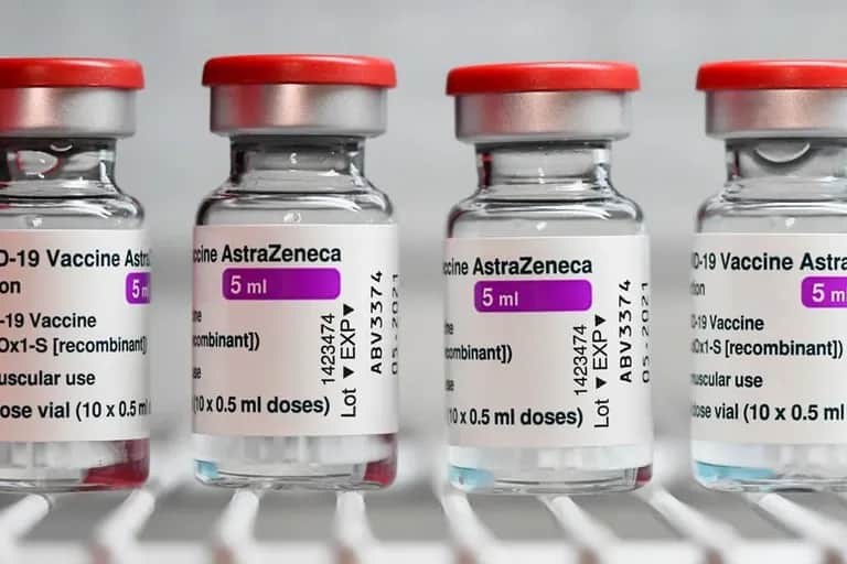Une 3e dose du vaccin AstraZeneca augmente "considérablement" les anticorps contre Omicron (Etude)