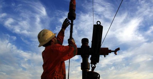 Le pétrole baisse nettement, marché largement méfiant sur l'offre