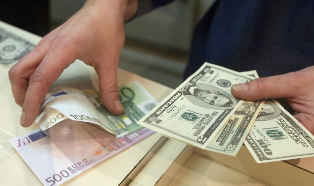 L'euro grimpe face à un dollar affaibli par le pétrole