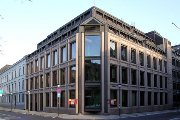La banque centrale de Norvège réduit son taux directeur dans une annonce surprise