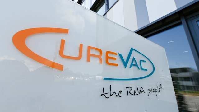Vaccin anti-Covid: l'UE approuve un contrat avec CureVac pour l'achat de 400 millions de doses