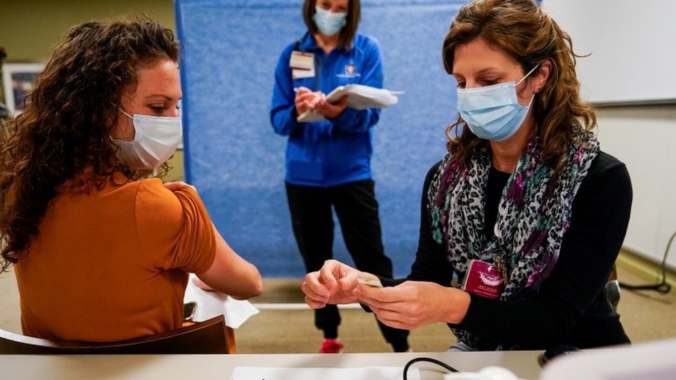 Feu vert des Etats-Unis au vaccin de Pfizer, premières vaccinations "dans moins de 24H"