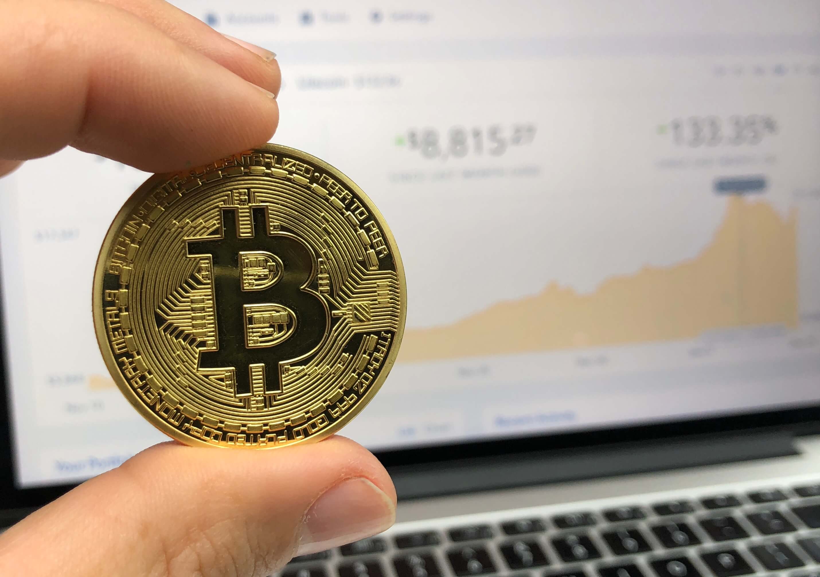 Le bitcoin dépasse 50.000 dollars après des annonces de Paypal et Coinbase