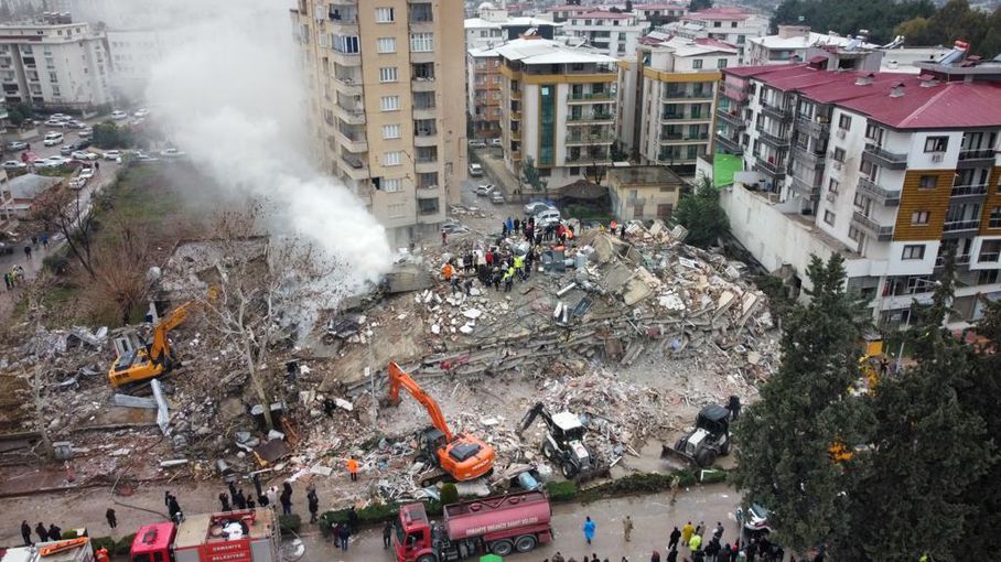 Le bilan du séisme en Turquie et en Syrie dépasse les 9.500 morts